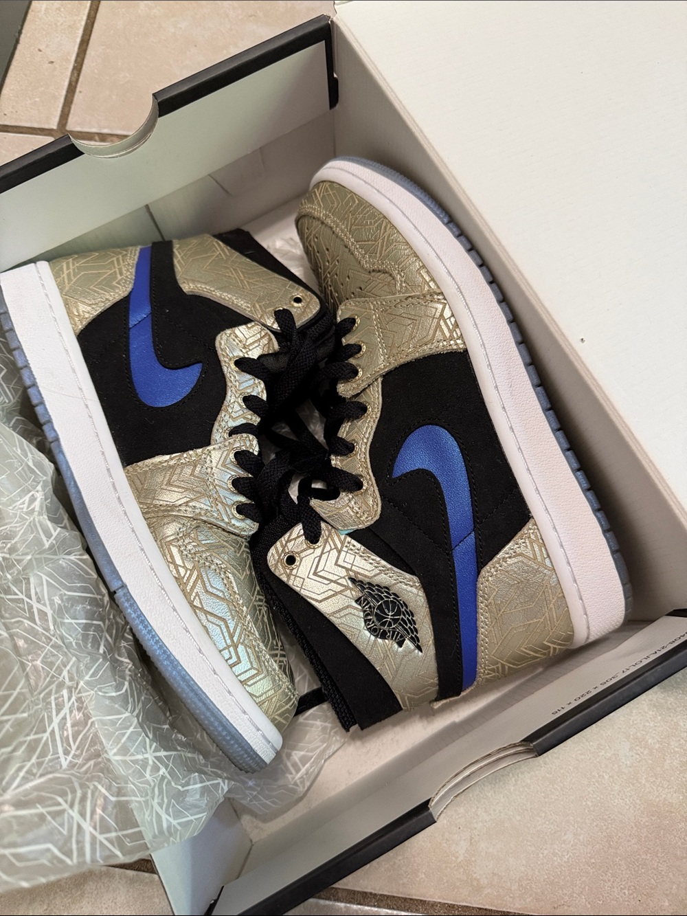 Nike Low-Top Sneakers in Black, Gold & Blue